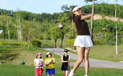 Sân golf và hạt thóc cho người nghèo