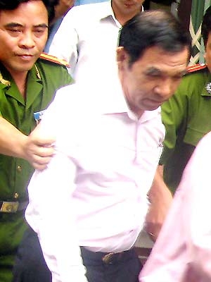 Ông Huỳnh Ngọc Sĩ chuẩn bị hầu tòa