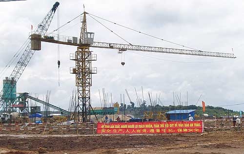 Lao động nước ngoài tràn ngập Việt Nam: Chuyên gia làm việc... tay chân