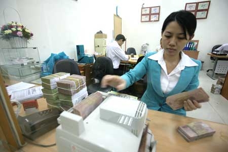 Lãi suất liên ngân hàng lên 40%: Lớn 'luộc' bé?
