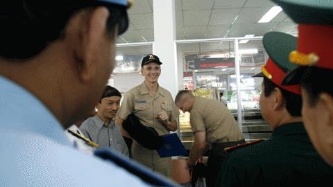 Phản ứng về chuyến thăm của tàu chiến Mỹ