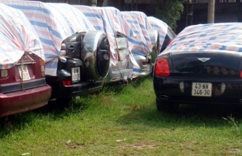 Xe ngoại giao hết hạn: Không đăng kiểm, chuyển công an