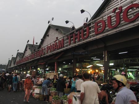 Thế giới ngầm chợ đêm: Đủ kiểu bảo kê