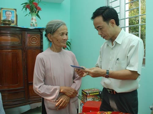 Trao nhà cho mẹ cố nhà báo Hoàng Hùng