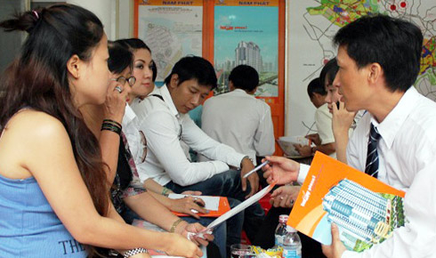 Treo hoa hồng đậm, 'cò' đất vẫn dửng dưng