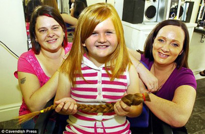 Cô bé 8 tuổi cắt tóc làm từ thiện