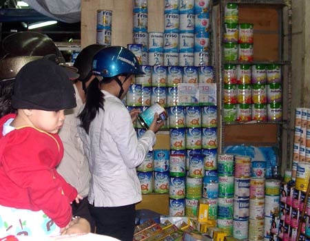 Sữa tăng giá: Mẹ đắng lòng đổi khẩu vị của con