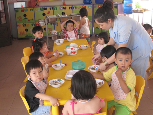 Mệt mỏi, căng thẳng chống dịch tay chân miệng: Nhiều cô giáo mầm non tính chuyện bỏ việc