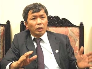 "Bầu" Đức đi kiện: Kém cỏi hay thông minh?