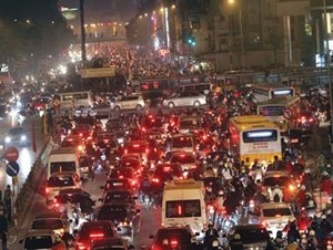 Quản lý giao thông Hà Nội: phải đi bằng hai chân