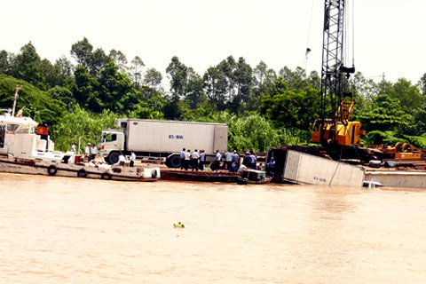 Phà chở 60 khách bị đâm chìm trên sông Hậu