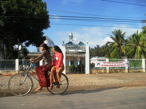 "Chơi lũ" đầu nguồn sông Hậu