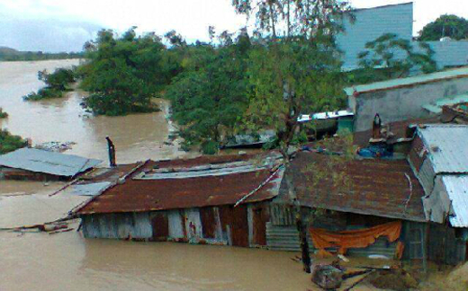 8 người chết, hàng nghìn nhà bị ngập vì áp thấp nhiệt đới