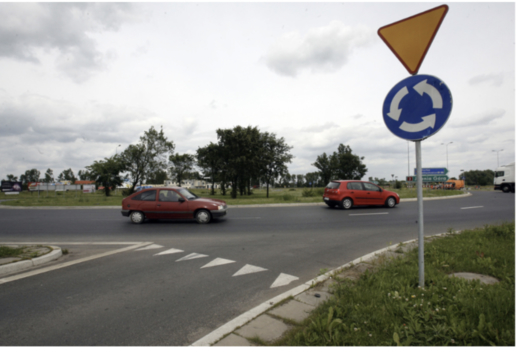 Cách đi xe trên bùng binh: ai có quyền ưu tiên và có phải dùng đèn báo không