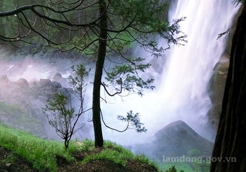 Thác Hang Cọp (Lâm Đồng) : Ẩn chứa vẻ đẹp hoang dã của núi rừng