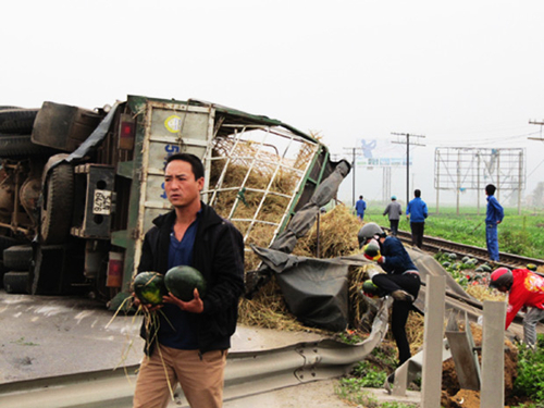 Nhặt tiền, cướp dưa và nỗi xấu hổ hơi xa xỉ