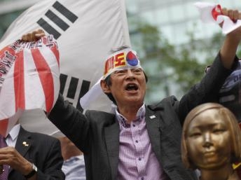 Tokyo và Seoul tạm ngưng trao đổi quân sự