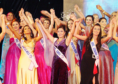 Người đẹp rạng rỡ đêm khai mạc Mrs. World