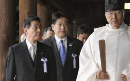 Thủ tướng Nhật lại cho mang lễ vật đến đền Yasukuni