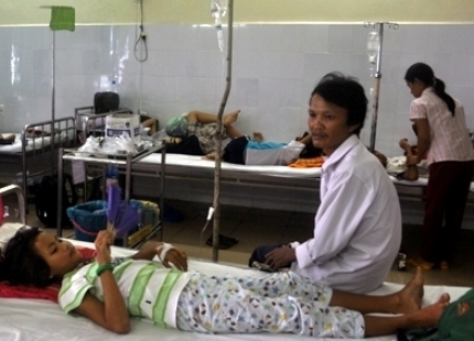 Bác sĩ bỏ mặc bé vỡ ruột thừa vì nghèo?