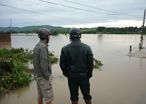 Nông dân yêu cầu thủy điện bồi thường thiệt hại vì xả lũ
