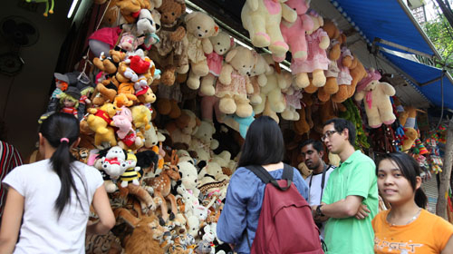 Đồ chơi trẻ em: Không hợp chuẩn vẫn vô tư mua bán