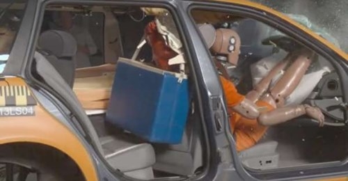 Khi có tai nạn điện thoại di động sẽ nặng 10 kg, chai nước - 60 kg, và người - 2,5 tấn