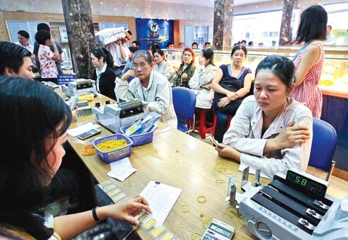Ngân hàng vừa làm vừa nghe ngóng