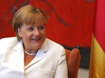 Thủ tướng Đức Merkel: Quốc tế ca ngợi, quốc nội chỉ trích
