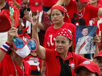Tại Thái Lan, hàng ngàn người phe Áo Đỏ lại biểu tình chống chính phủ