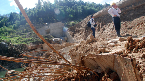 "Xe ben đụng vỡ... đập thủy điện!"