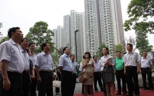 'Bộ máy cồng kềnh dân è cổ nuôi'