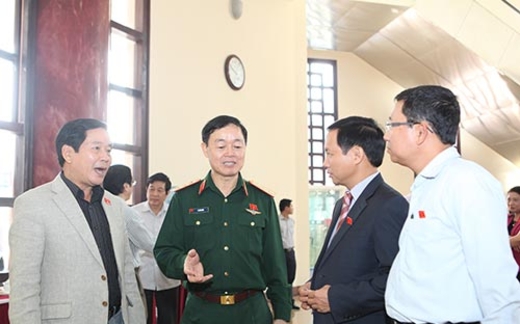 Bộ máy phình ra, ngân sách teo lại