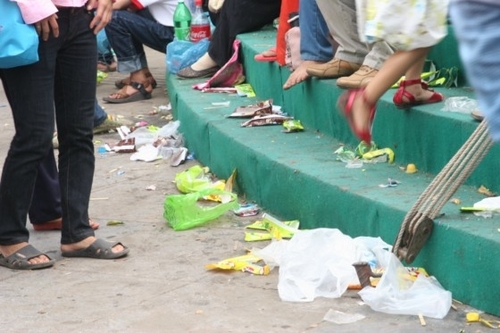 Người dân bẻ hoa, xả rác bừa bãi đêm Đại lễ