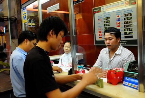 Sẽ rắc rối nếu bán USD cho tiệm vàng