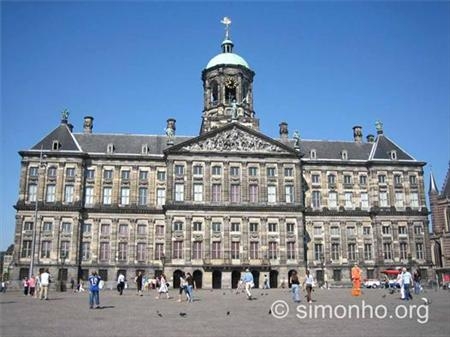 Hoàng gia Bỉ, Hà Lan bị tố trốn thuế