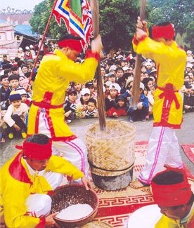 Tục rước cá trắm và thi cỗ trong lễ hội đền Din ở Nam Định