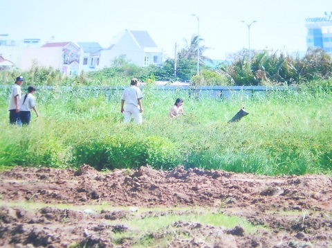 Hai mẹ con 'lõa thể' để giữ đất bị đề nghị xử lý