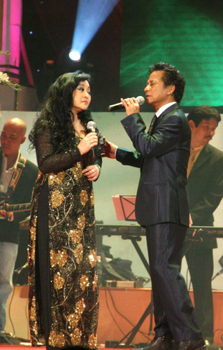 Chế Linh: Vắng cô chị, "bắt cóc" cô em