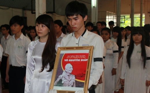 Đại tướng Võ Nguyên Giáp ‘vắng mặt’ trong sách giáo khoa: Sách giáo khoa ‘bỏ quên’ Đại tướng!