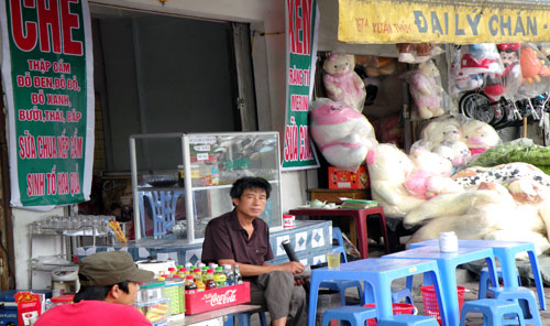 Hàng quán, tiểu thương gồng mình để sống sót