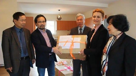 Cộng đồng Việt Nam tại Ba Lan trao quà cho trại mồ côi Łbicka, Piaseczno.