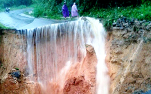 Ít nhất 29 người chết, quốc lộ chia cắt vì lũ miền Trung