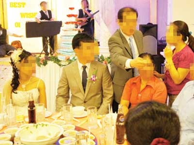 Đàn ông Hàn chọn vợ ở Việt Nam: Vào “lò” cung cấp cô dâu