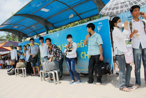 Thí sinh về quê trong nắng nóng