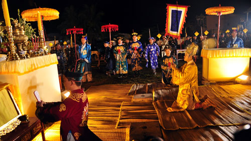 Vua giả mà dân chúng thì thật!