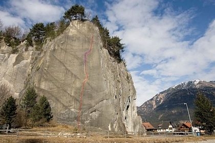 Màn chinh phục vách đá dựng đứng thót tim