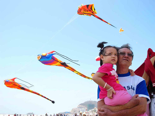 Các nghệ nhân diều biểu diễn tranh tài