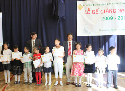 Trường tiếng Viẹt Lạc Long Quân bế giảng năm học 2009_2010