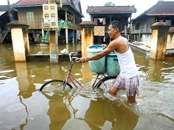 Cam Bốt: thiếu gạo do lụt nặng